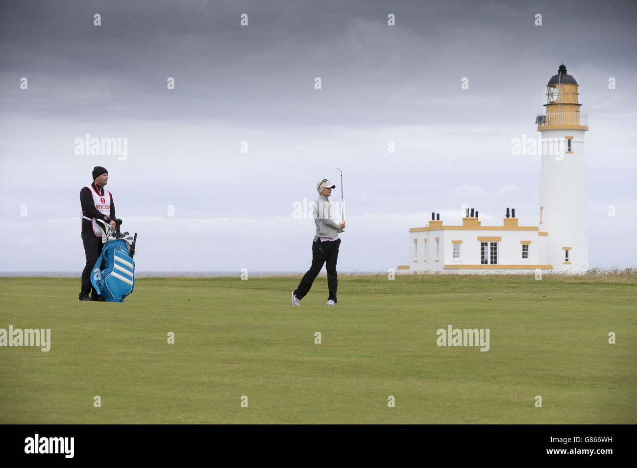 Die Schwedin Anna Nordqvist spielt am zweiten Tag der Ricoh Women's British Open im Trump Turnberry Resort, South Ayrshire, ihren Anflug auf das 9. Loch mit dem legendären Turnberry Lighthouse im Hintergrund. DRÜCKEN SIE VERBANDSFOTO. Bilddatum: Freitag, 31. Juli 2015. Siehe PA Geschichte GOLF Frauen. Der Bildnachweis sollte lauten: Kenny Smith/PA Wire. EINSCHRÄNKUNGEN: Keine kommerzielle Nutzung. Keine falsche kommerzielle Vereinigung. Keine Videoemulation. Keine Bildbearbeitung. Stockfoto