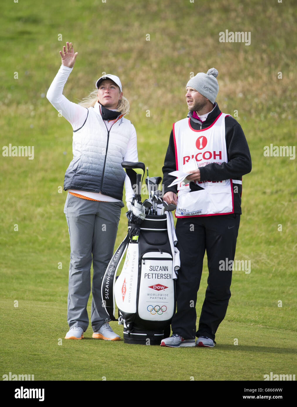 Suzann Pettersen aus Norwegen überprüft die Windrichtung am 7. Loch am zweiten Tag der Ricoh Women's British Open im Trump Turnberry Resort, South Ayrshire. DRÜCKEN SIE VERBANDSFOTO. Bilddatum: Freitag, 31. Juli 2015. Siehe PA Geschichte GOLF Frauen. Der Bildnachweis sollte lauten: Kenny Smith/PA Wire. EINSCHRÄNKUNGEN: Keine kommerzielle Nutzung. Keine falsche kommerzielle Vereinigung. Keine Videoemulation. Keine Bildbearbeitung. Stockfoto
