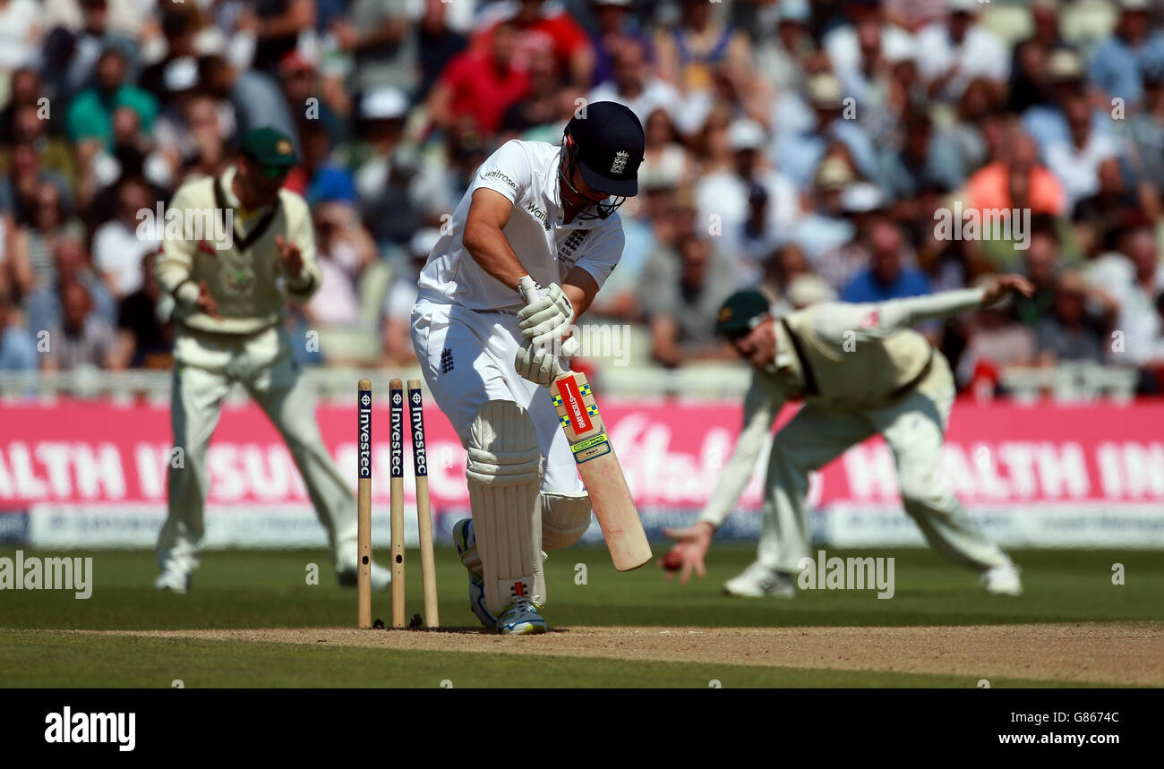 Der englische Alastair Cook wird vom australischen Mitchell Starc am dritten Tag des dritten Investec Ashes Tests in Edgbaston, Birmingham, geleitet. Stockfoto