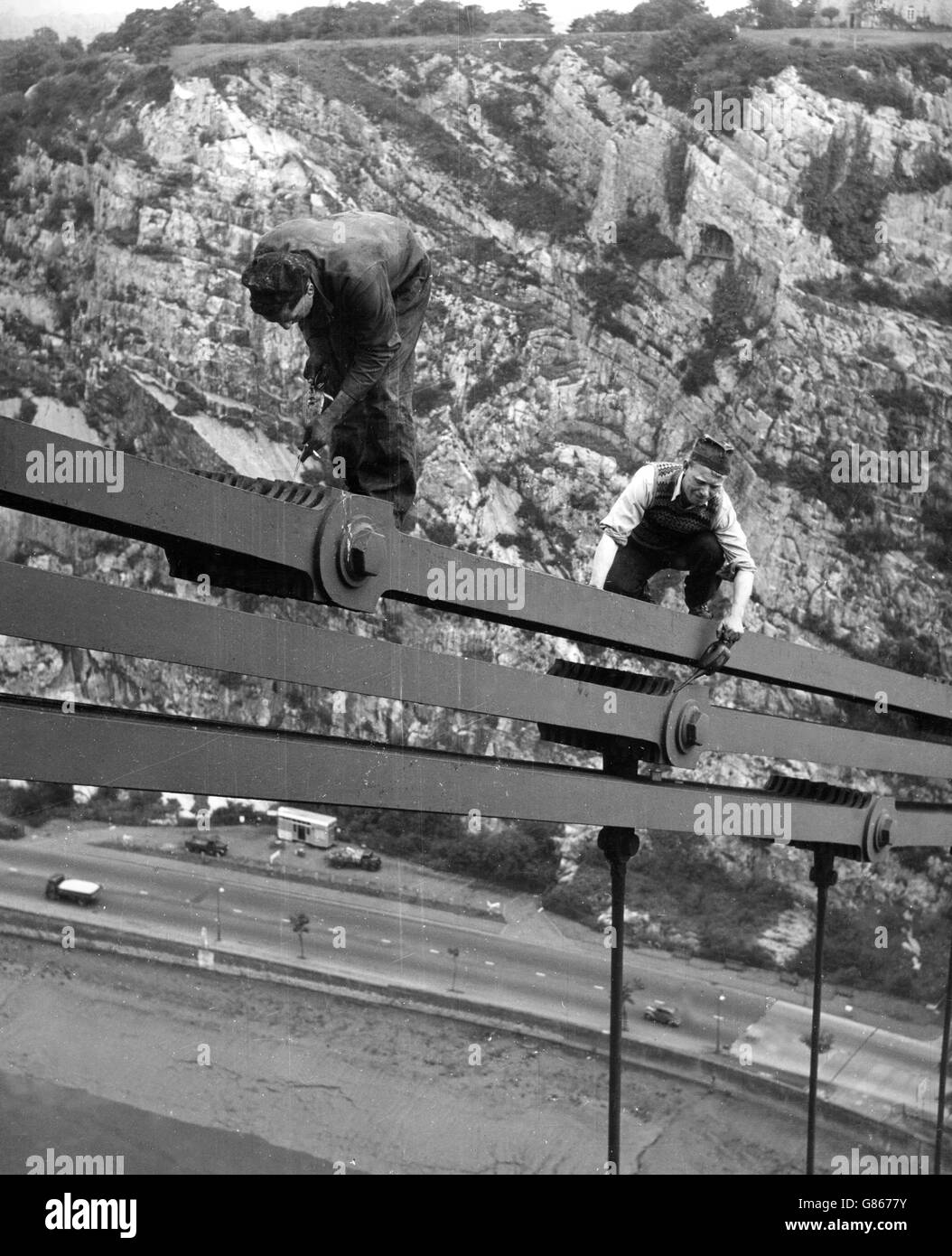 Gilbert Taylor (links) und Alfred Stadon arbeiten an der Clifton Suspension Bridge oberhalb der Portway in Bristol. Sie sind Vollzeit-Wartungspersonal an der Struktur. Stockfoto