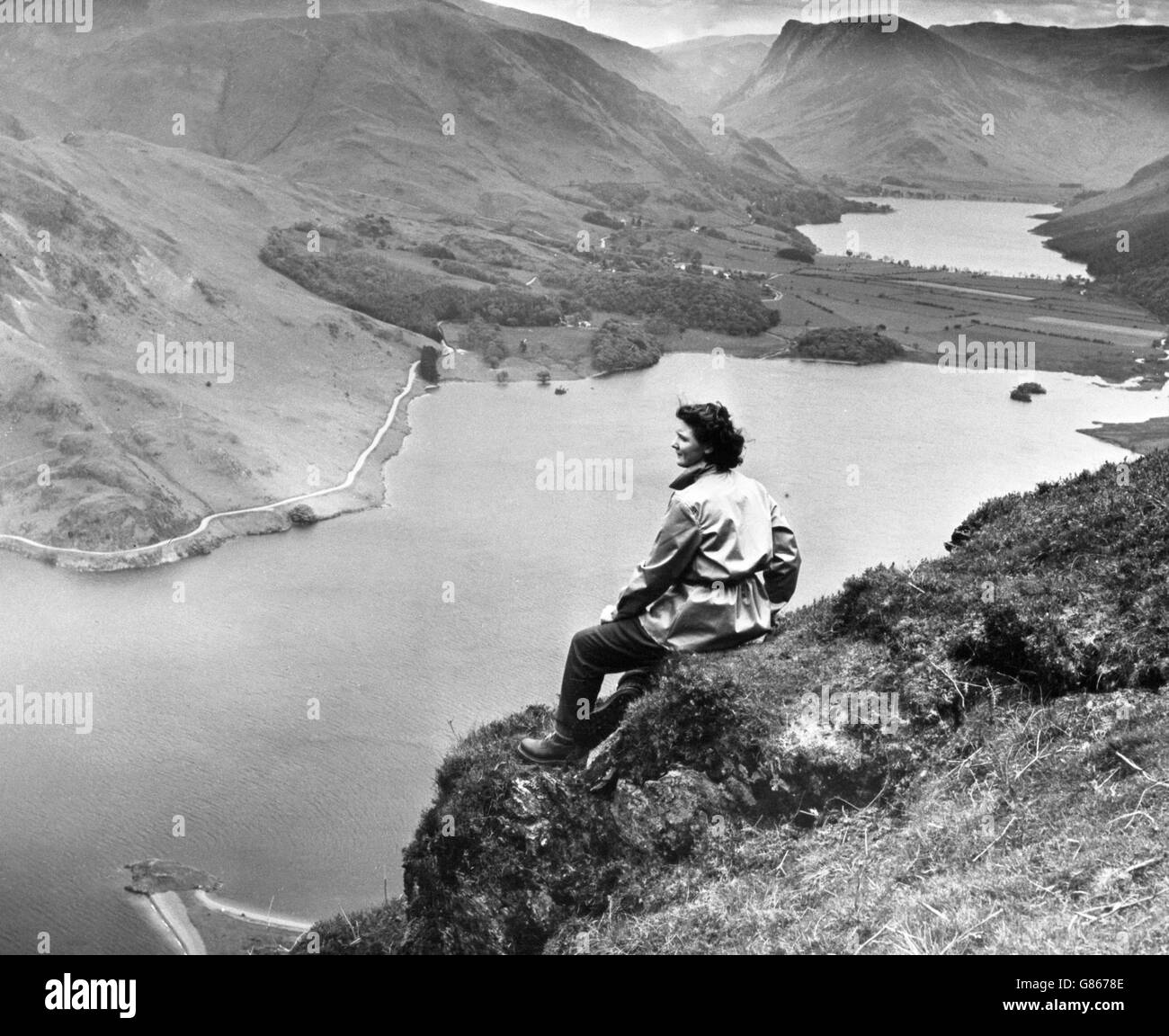 Ein Wanderer auf dem Melbreak Mountain bewundert den Blick über den Crummock Lake. Der See ist ein öffentliches Wasserreservoir für Workington und Cockermouth. Stockfoto