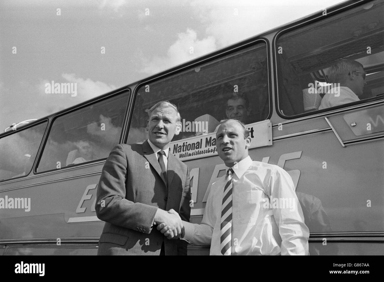 Der ehemalige Torwart von Manchester City, der im Pokalfinale mit gebrochenem Hals spielte, trifft Bert Trautmann (l.) am Flughafen Manchester auf Westdeutschlandkapitän Uwe Seeler aus dem Bus. Bert Trautmann fungiert als Attache der westdeutschen Mannschaft für die WM. Stockfoto