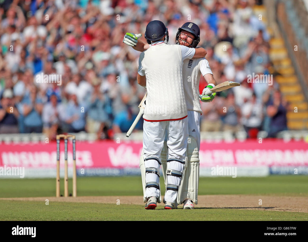 Die Engländer Ian Bell und Joe Root feiern den Sieg am dritten Tag des dritten Investec Ashes Tests in Edgbaston, Birmingham. Stockfoto