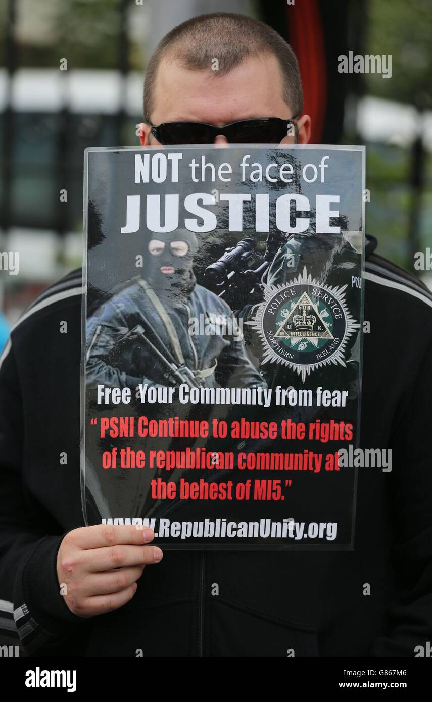 Dissidenten Republikaner streiken eine Debatte am St Mary's College während des West Belfast Festivals. Stockfoto