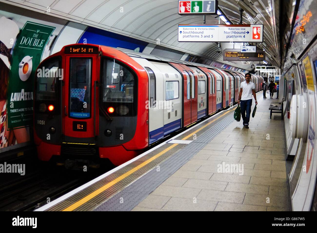 Ein Mann geht auf dem Bahnsteig entlang, als ein fast leerer Zug der Victoria-Linie den Oxford Circus, London, verlässt, als ein Streik von U-Bahnarbeitern das gesamte U-Bahnsystem der Hauptstadt schloss. Stockfoto