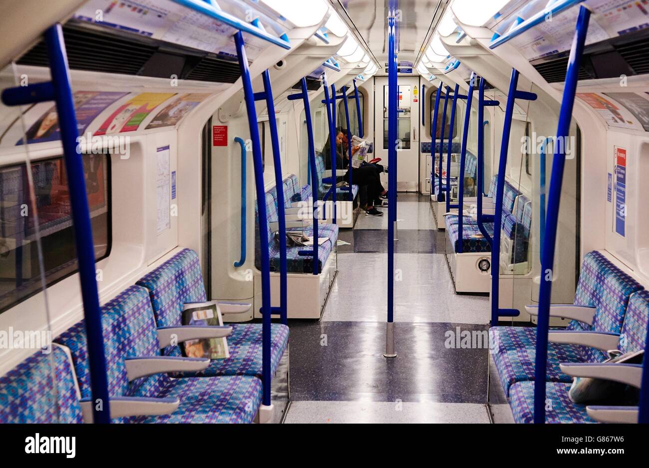 Ein fast leerer Wagen der Victoria-Linie als Streik der U-Bahn-Arbeiter schloss Londons gesamtes U-Bahn-System. Stockfoto
