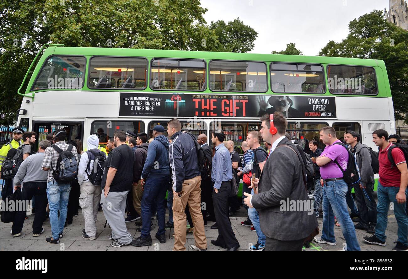 Am Bahnhof Stratford, London, warten die Leute auf einen Bus, da Pendler und Touristen wegen eines Streiks, der die U-Bahn geschlossen hat, einem Tag voller Reisetschaos gegenüberstehen. Stockfoto