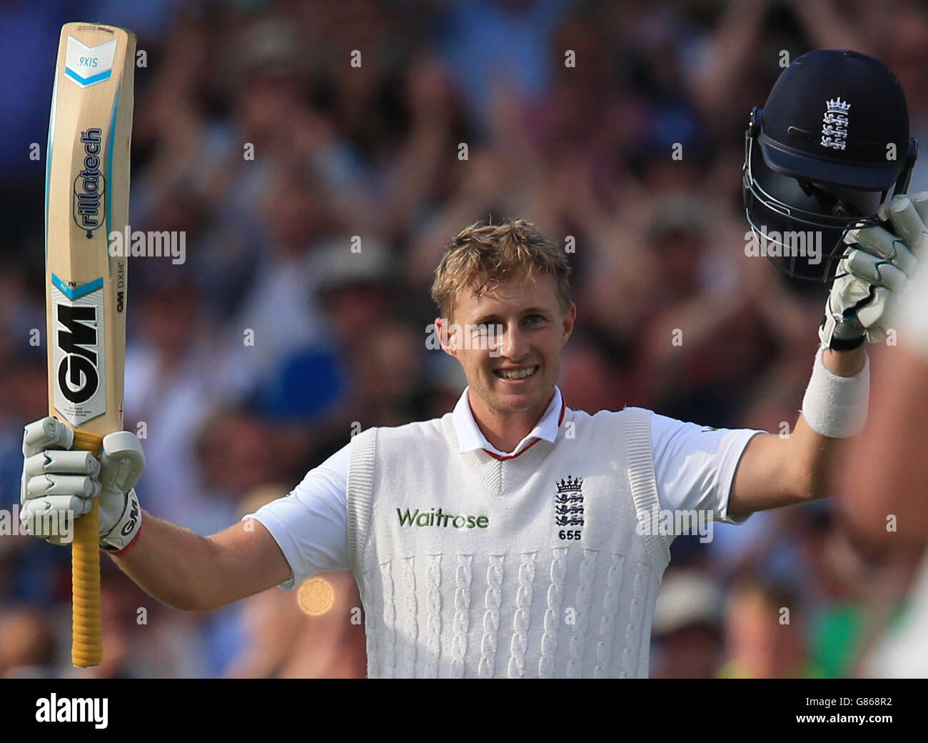 Cricket - Vierter Investec Ashes Test - England gegen Australien - erster Tag - Trent Bridge. Der englische Batsman Joe Root feiert sein Jahrhundert am ersten Tag des vierten Investec Ashes Tests an der Trent Bridge, Nottingham. Stockfoto