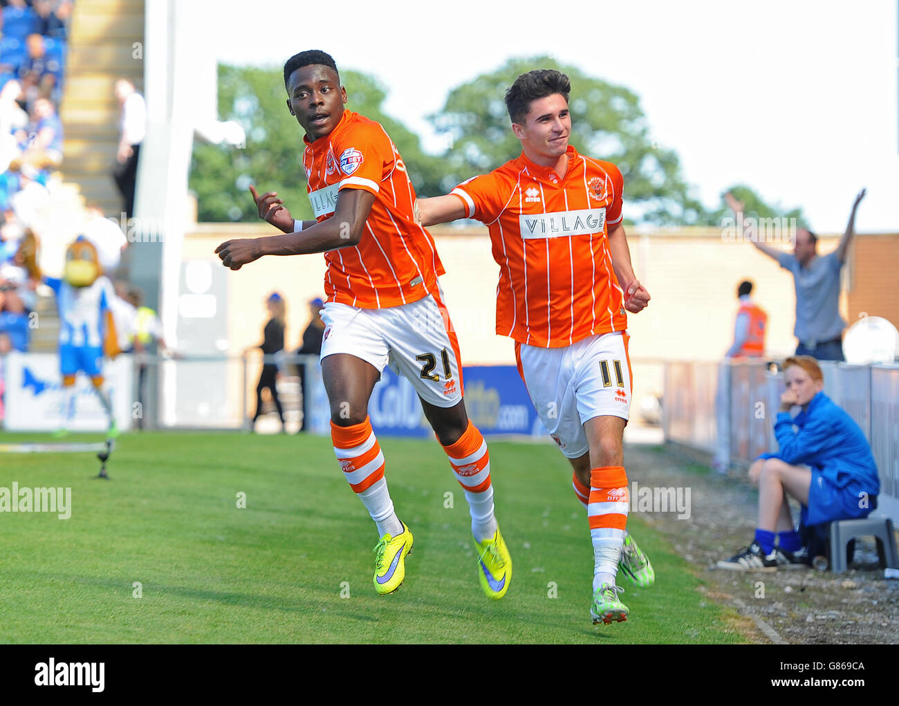 Blackpool's Bright Osayi-Samuel (links) und Henry Cameron feiern nach dem ersten Tor ihrer Seite im Sky Bet League One Match im Weston Homes Community Stadium, Colchester. Stockfoto