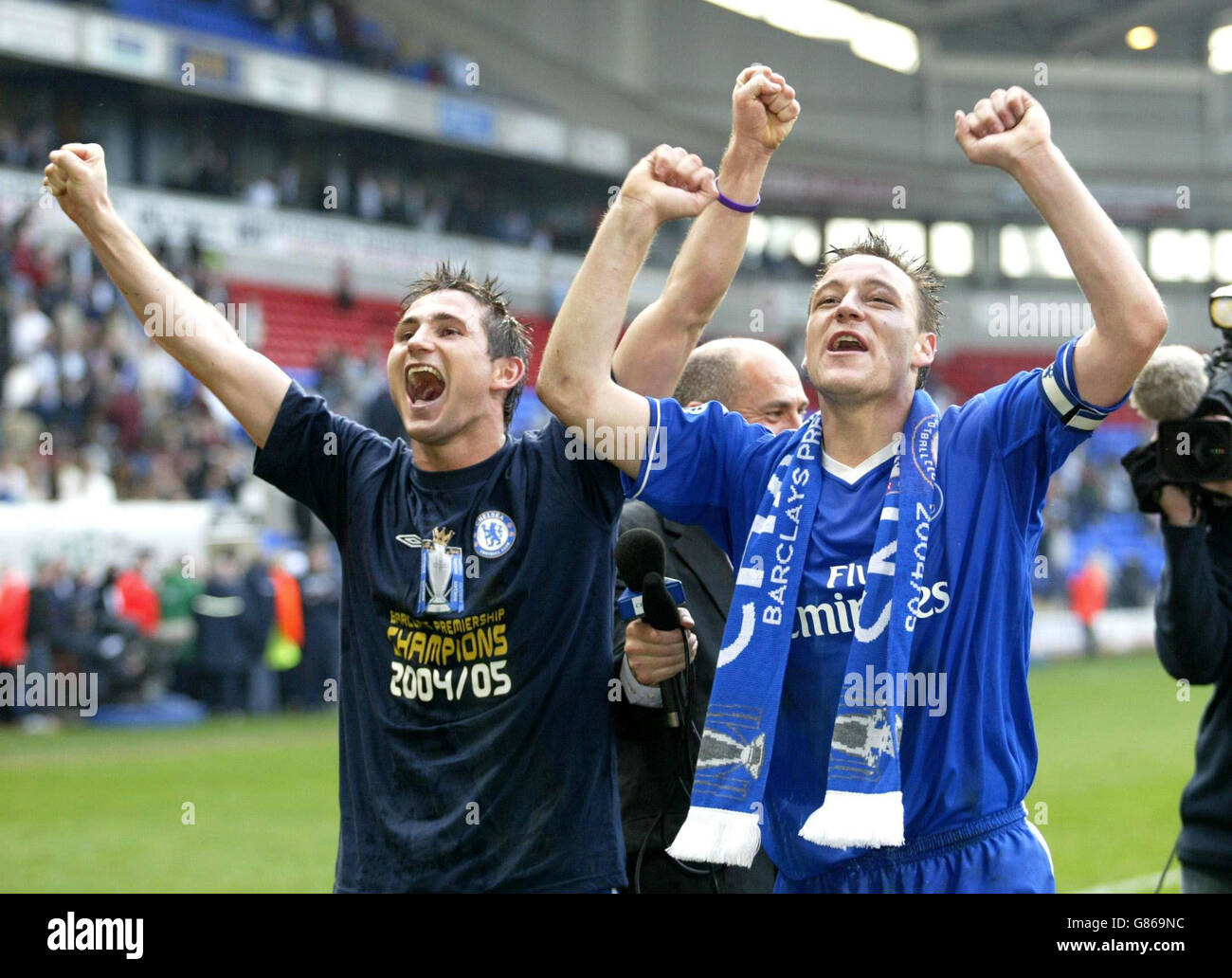 Chelsea's Frank Lampard und Kapitän John Terry (rechts) feiern nach dem Barclays Premiership Spiel gegen Bolton Wanderers. Chelsea gewann den Titel nach ihrem 2-0-Sieg. Stockfoto