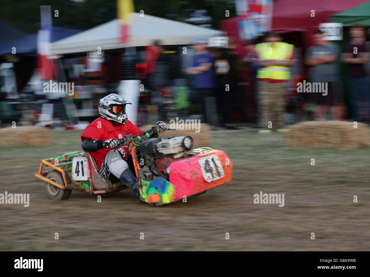 Teilnehmer des BLMRA 12 Hour Lawn Mower Race, das in Five Oaks in der Nähe von Billingshurst in West Sussex stattfindet. DRÜCKEN Sie VERBANDSFOTO. Bilddatum: Samstag, 8. August 2015. Bildnachweis sollte lauten: Yui Mok/PA Wire Stockfoto