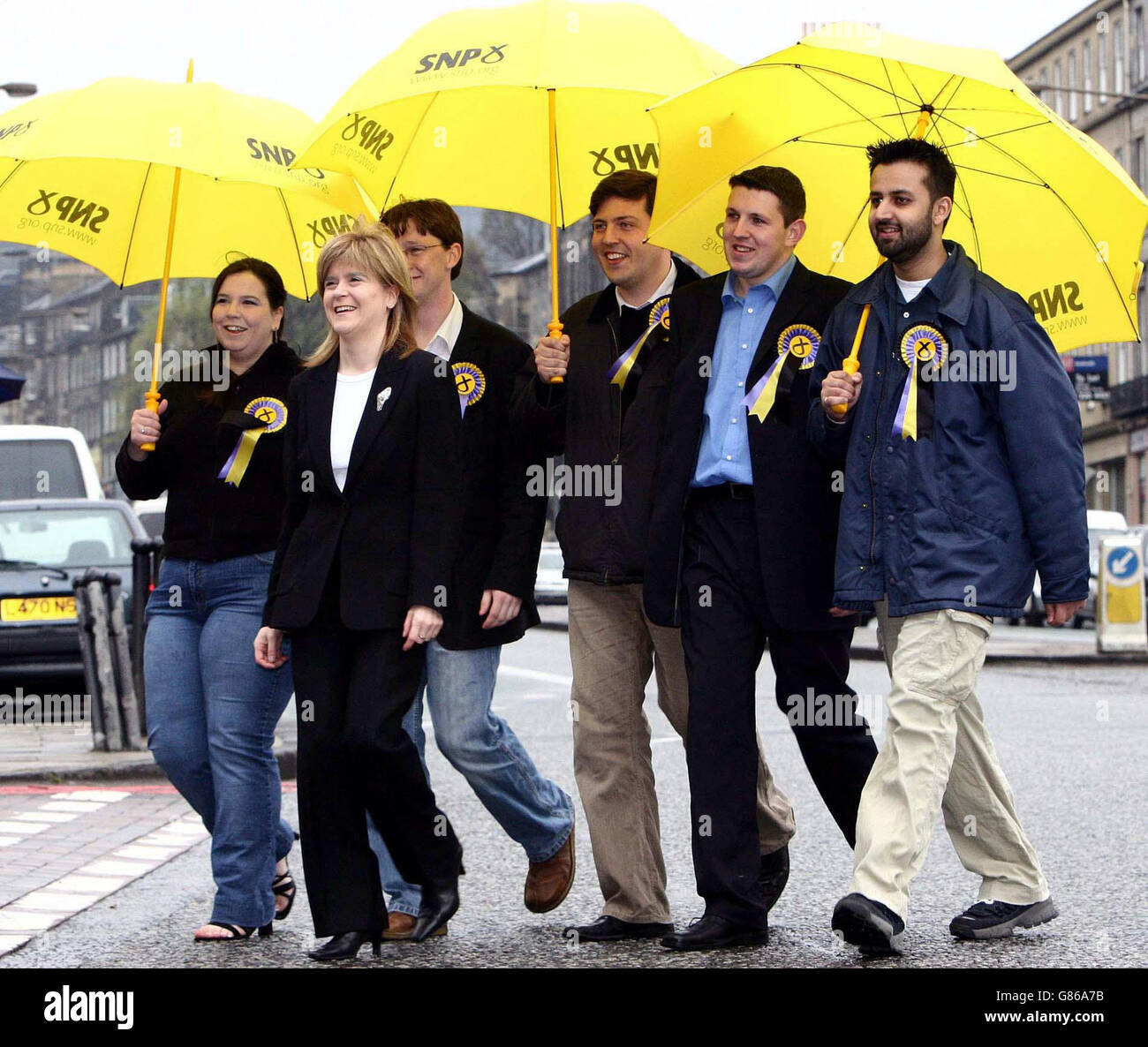 Die stellvertretende Vorsitzende der Scottish National Party, Nicola Sturgeon, trifft junge Unterstützer (von links nach rechts), Laura Love, Davie Hutchieson, Jamie Hepburn, Graeme Hendry und Osama Saeed Bhutta. Stockfoto