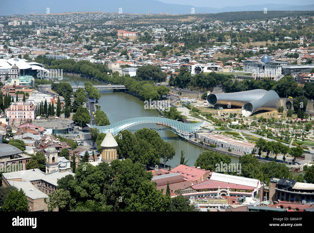 Fußball - UEFA Super Cup - Barcelona / Sevilla - Boris Paichadze Dinamo Arena. Eine allgemeine Ansicht der Friedensbrücke in Tiflis, Georgien Stockfoto