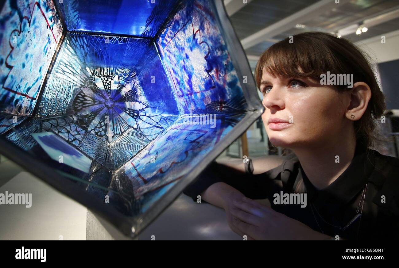 Die Mitarbeiterin am Edinburgh College of Art, Karthryn Dunlop, sieht ein Werk mit dem Titel "Glass" der Künstlerin Aimee McCulloch, das Teil der Mastershow des Edinburgh College of Art ist. Stockfoto