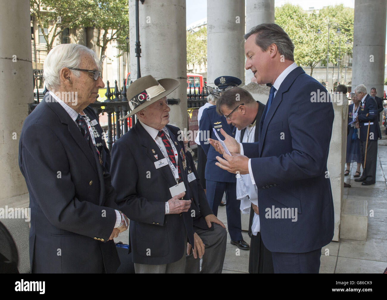 Premierminister David Cameon spricht mit dem Veteranen James Fenton (2. Links), als er in St. Martin-in-the-Fields in London zu einem Gedenkgottesdienst anlässlich des 70. Jahrestages des VJ Day eintrifft. Stockfoto