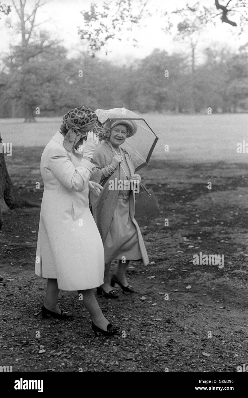 Königin Elizabeth, die Königin Mutter (r) im Windsor Great Park nach einer Baumpflanzung. Die Königin-Mutter pflanzte eine purpurne Dawyck-Buche, anlässlich der National Tree Week. Stockfoto
