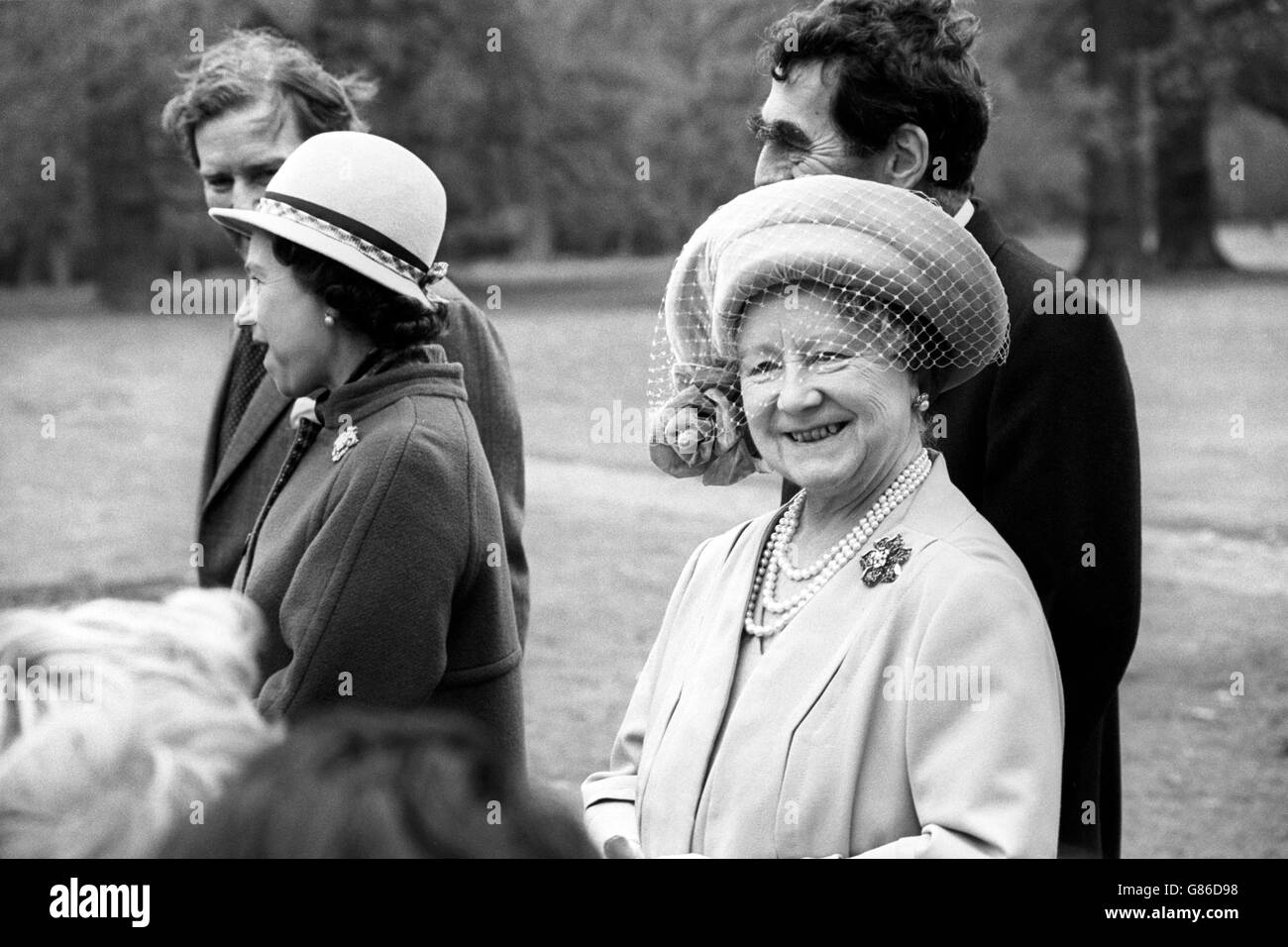 Königin Elizabeth, die Königin Mutter, mit Königin Elizabeth II., im Windsor Great Park für eine Baumpflanzung. Die Königin-Mutter pflanzte eine purpurne Dawyck-Buche zur Nationalbaumwoche, und Königin Elizabeth II. Pflanzte einen identischen Baum zu Ehren des 80. Geburtstages ihrer königlichen Mutter. Stockfoto