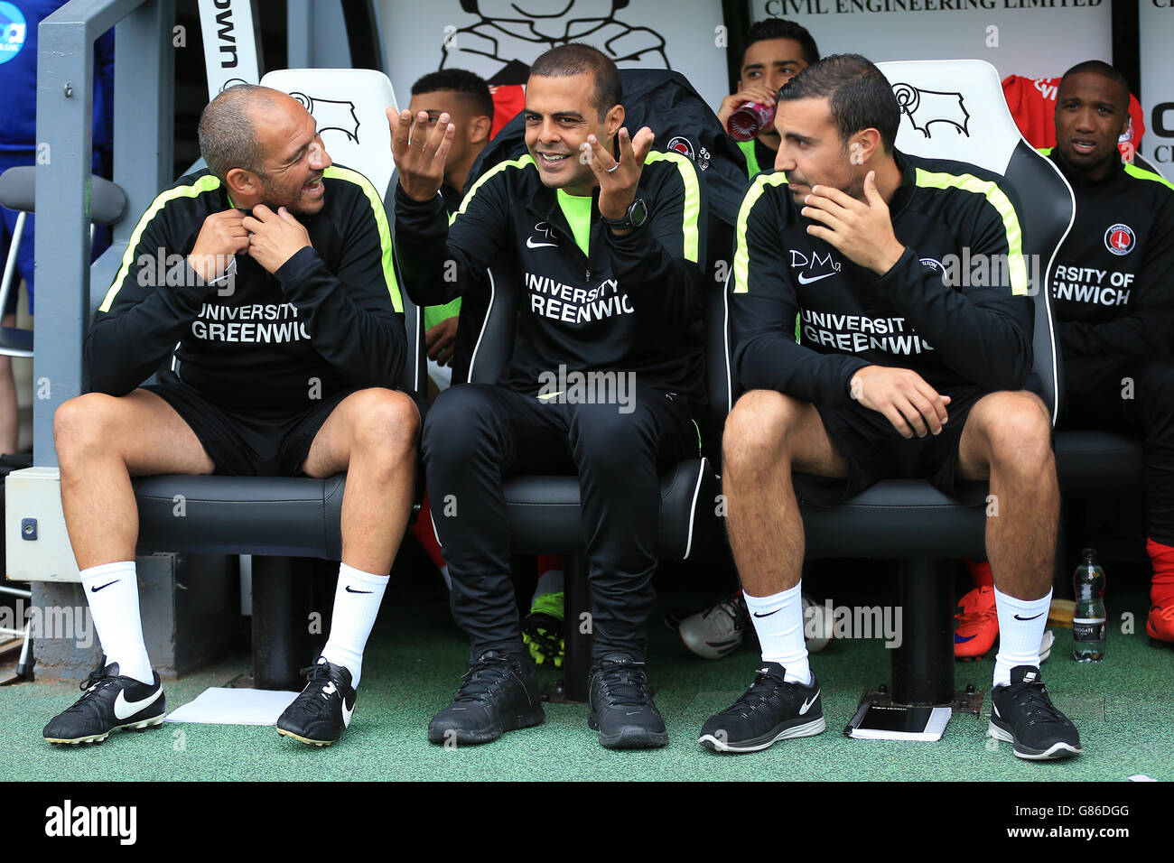 Fußball - Sky Bet Championship - Derby County / Charlton Athletic - iPro Stadium. Das Charlton Athletic Management Team auf der Bank Stockfoto