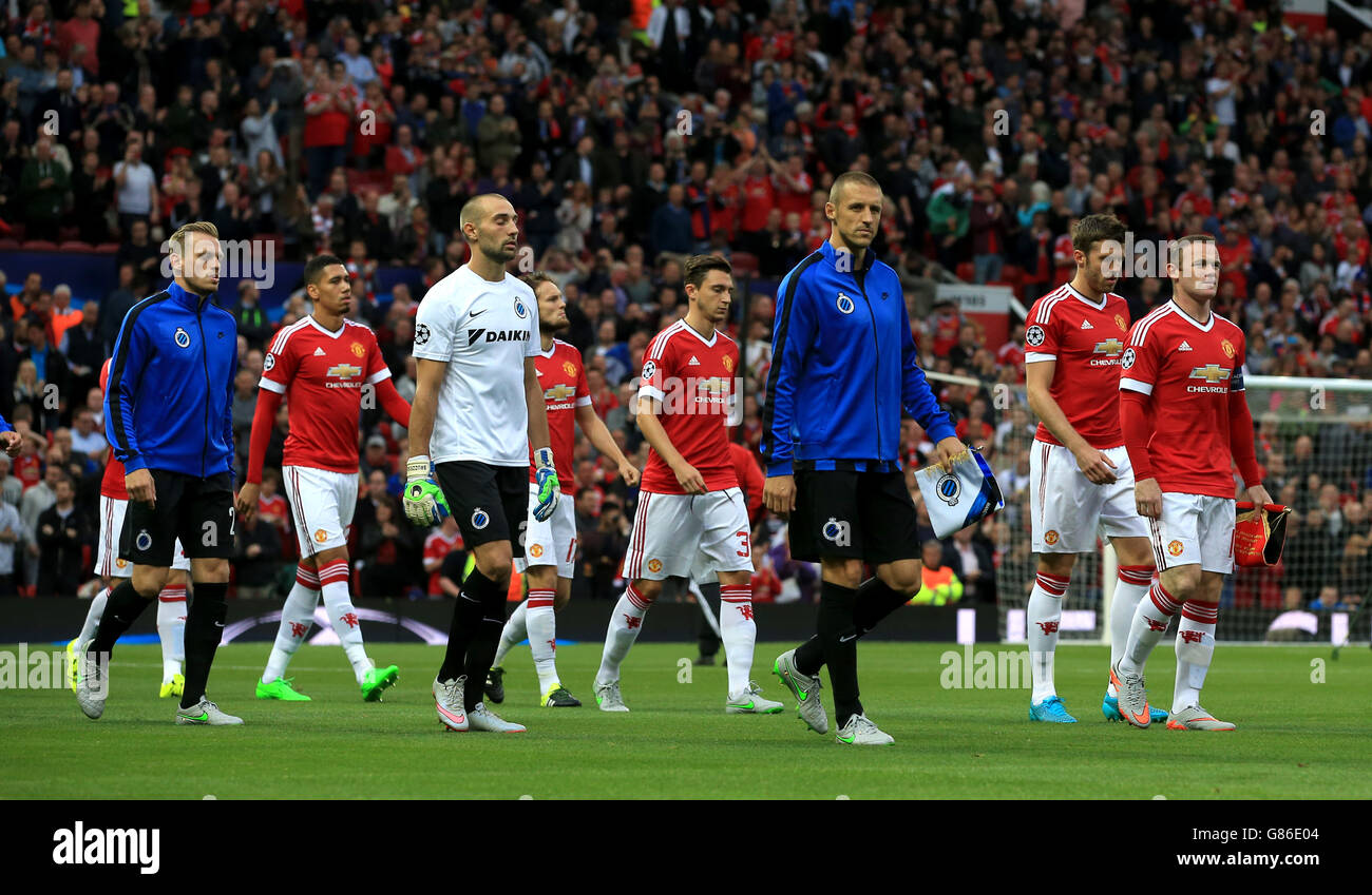 Wayne Rooney von Manchester United (rechts) und Timmy Simons von Club Brugge führen das Spiel beim UEFA Champions League Qualifying, Play-Off in Old Trafford, Manchester, an. Stockfoto