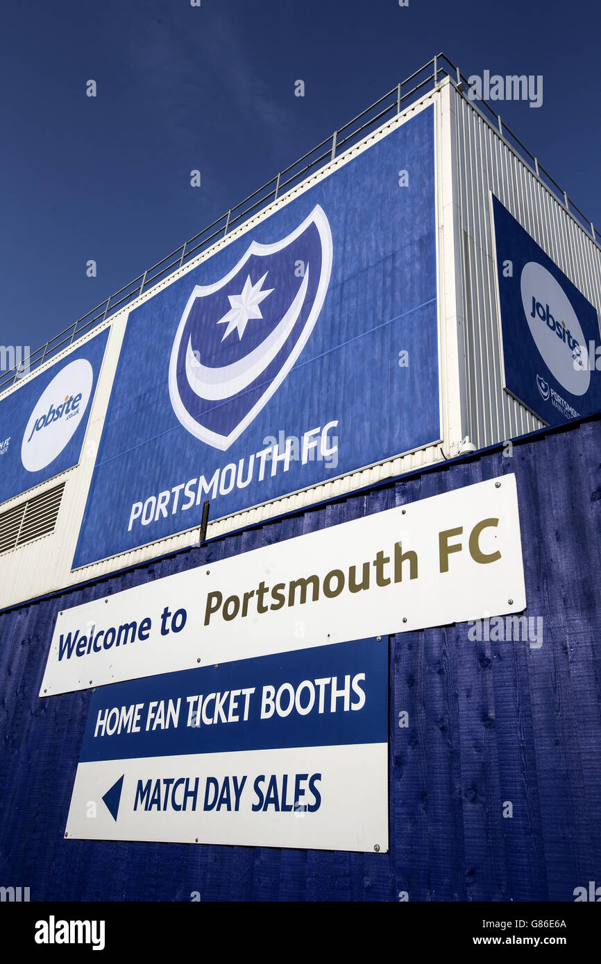 Fußball - Capital One Cup - erste Runde - Portsmouth / Derby County - Fratton Park. Willkommen beim Portsmouth FC Schild vor dem Fratton Park Stockfoto