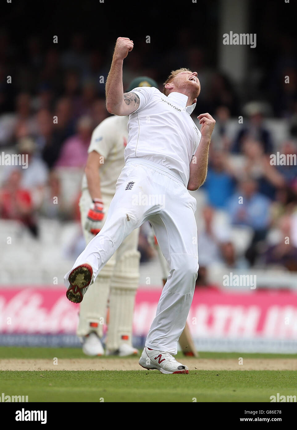 Der englische Ben Stokes feiert das Bestehen des australischen Hauptmanns Michael Clarke am ersten Tag des fünften Investec Ashes-Tests im Londoner Oval. Stockfoto