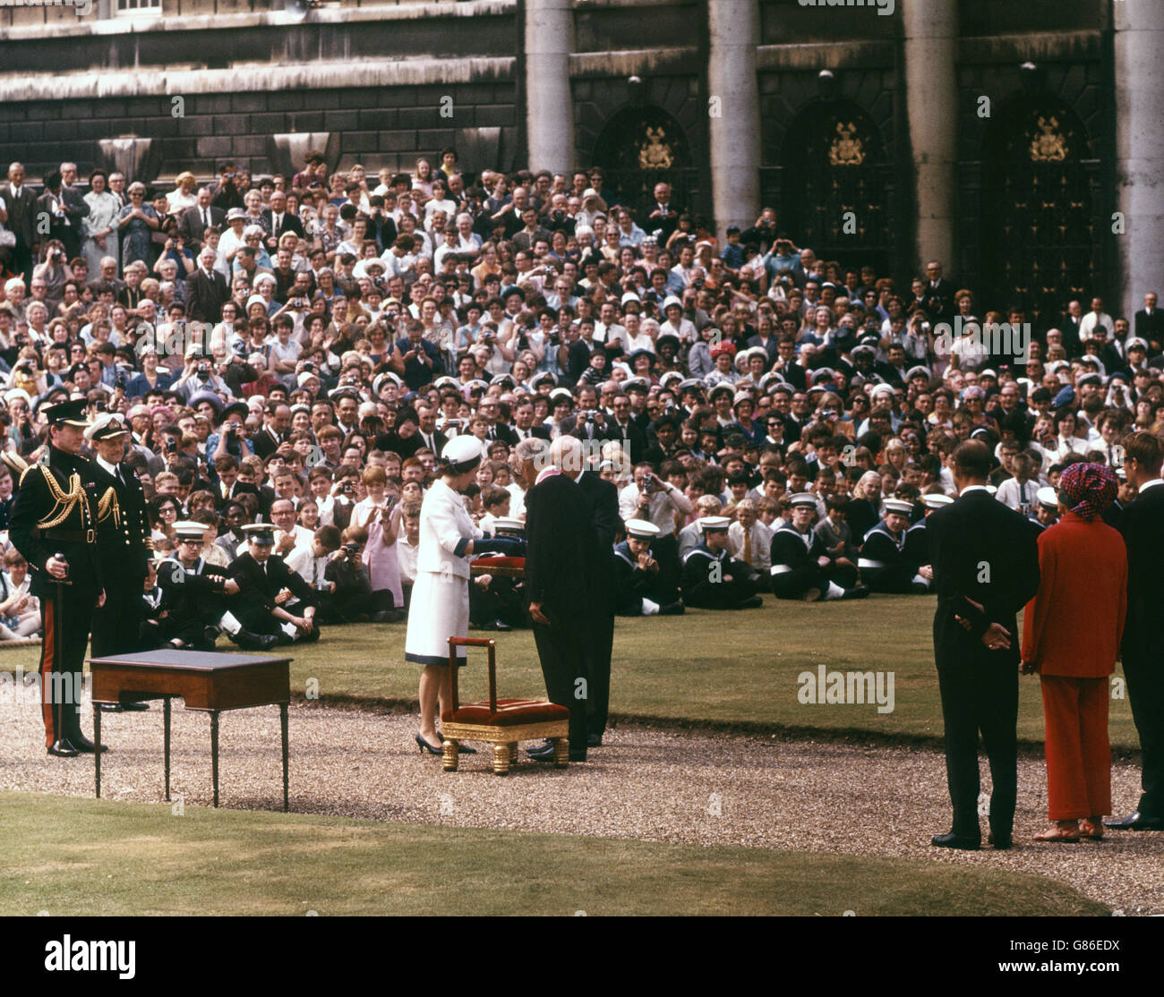 Die Königin rittert den Weltsegler Francis Chichester bei einer Zeremonie im Royal Naval College, Greenwich, London. Stockfoto