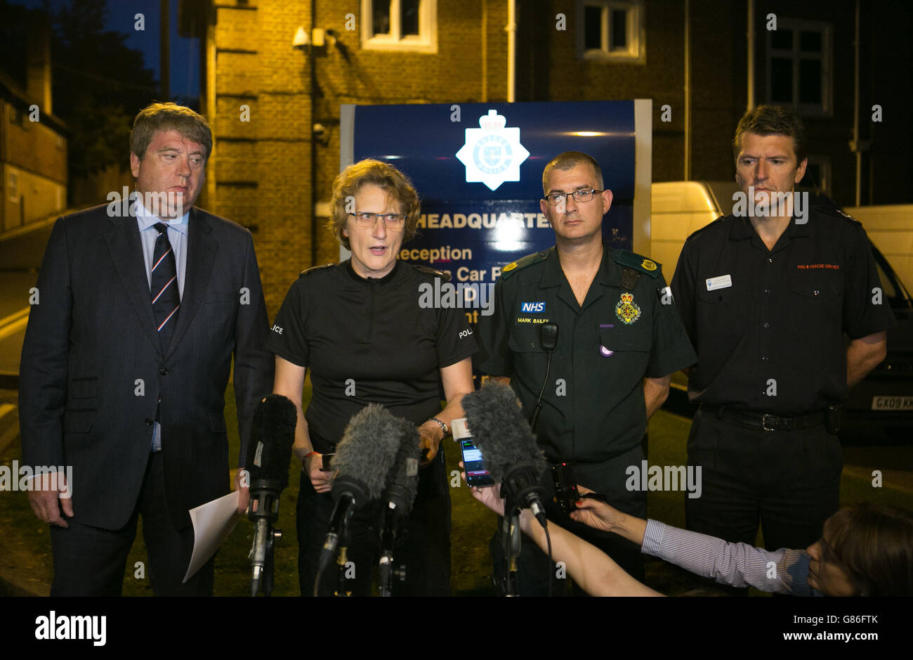 (Von links nach rechts) der Chief Executive Officer der Royal Air Forces Association Nick Bunting, Sussex Police Superintendent Jane Derrick, South East Coast Ambulance Service Senior Operations Manager Mark Bailey und West Sussex Fire & Rescue Service Assistant Chief Fire Officer Gavin Watts bei einer Pressekonferenz im Sussex Polizeihauptquartier in South Malling, Lewes, East Sussex, Nachdem ein Flugzeug in Autos auf einer Hauptstraße während einer Luftbildausstellung auf der Shoreham Airshow abgestürzt war. Stockfoto