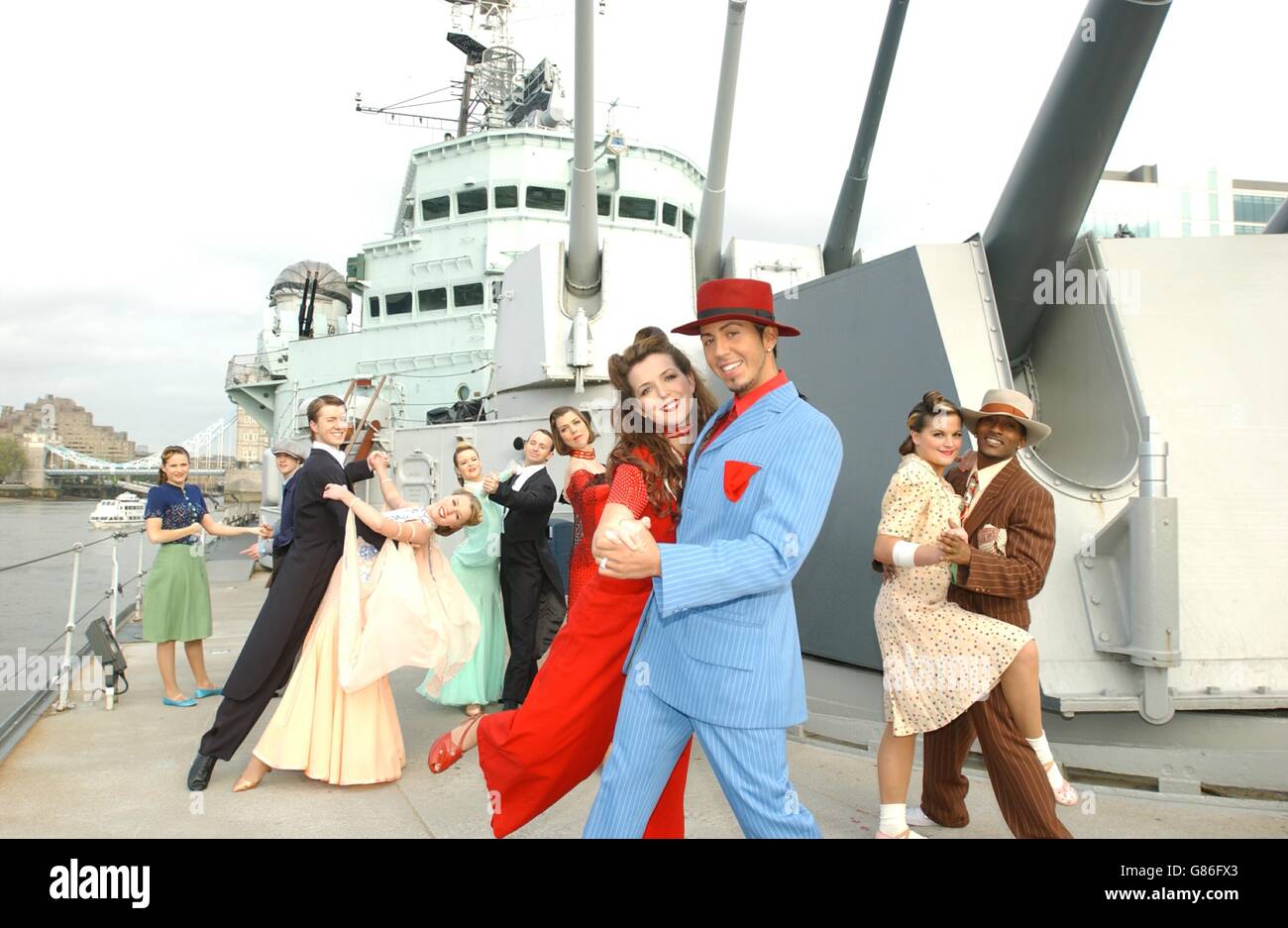 BBC's „Strictly Dance Fever“ VE Day Special - Photocall. Tänzer posieren im Kostüm der 1940er Jahre. Stockfoto