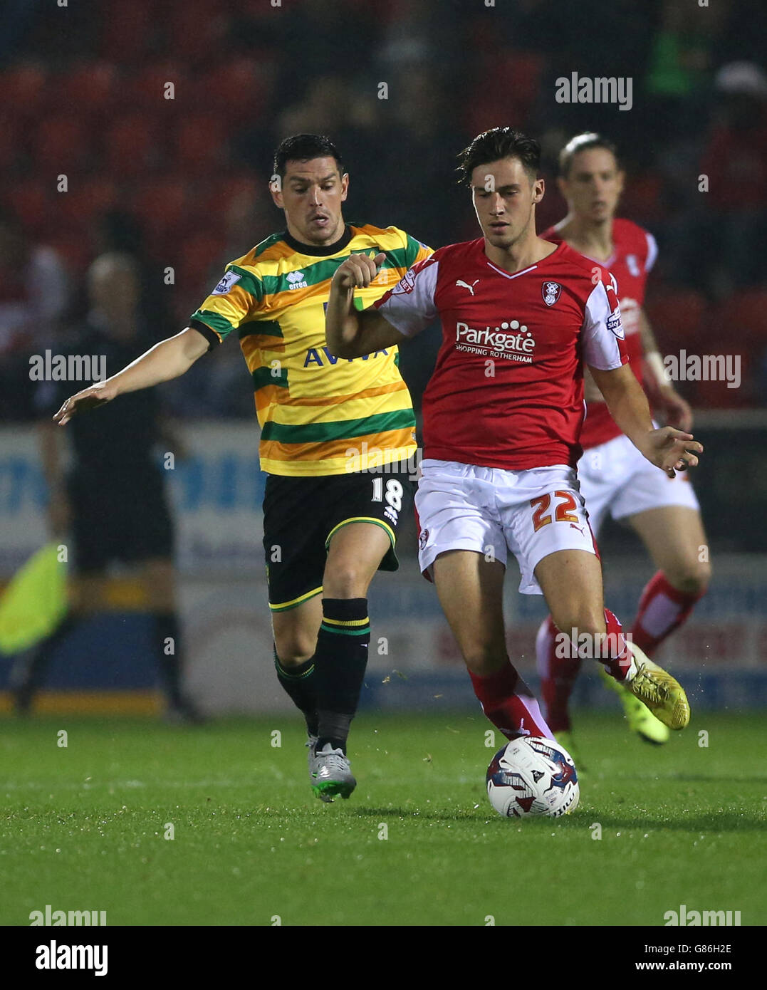 Graham Dorrans von Norwich City (links) und Joe Newell von Rotherham United kämpfen während des Capital One Cup, dem zweiten Spiel im New York Stadium, Rotherham, um den Ball. Stockfoto