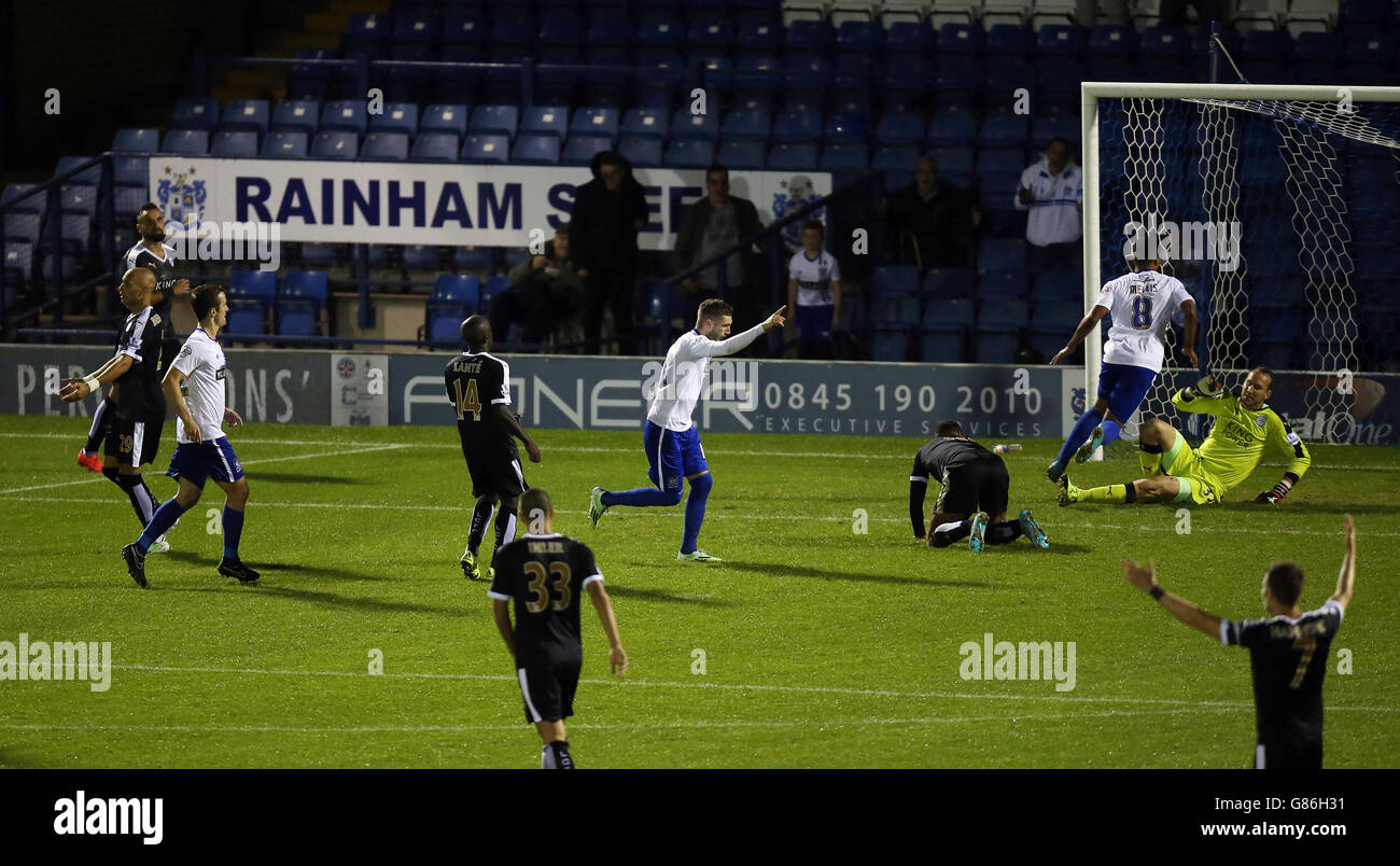 Burys Danny Mayor (Mitte) feiert das erste Tor seiner Mannschaft während des Capital One Cup, dem zweiten Rundenspiel in Gigg Lane, Bury. Stockfoto