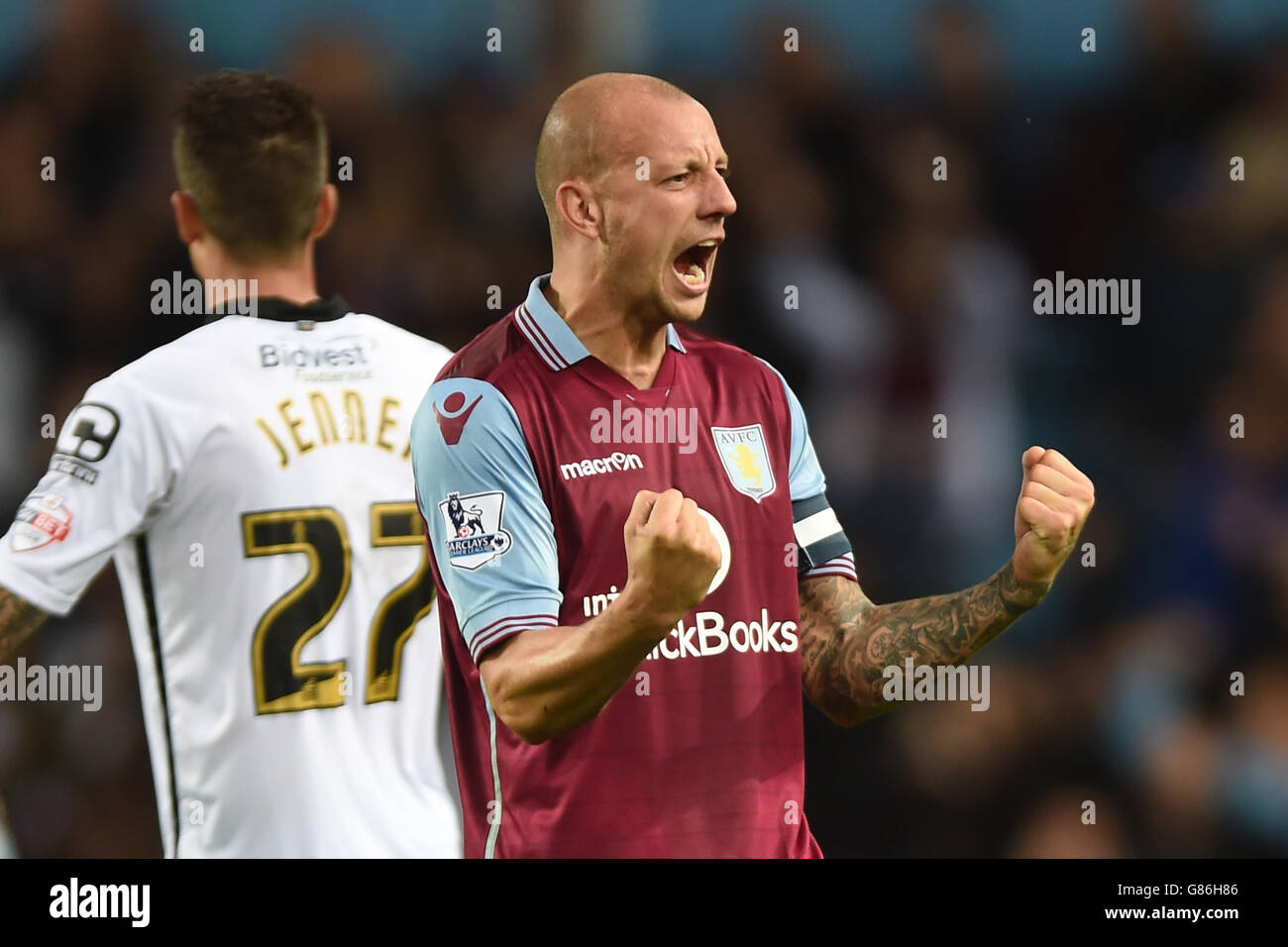 Alan Hutton von Aston Villa feiert sein viertes Tor des Teams, das Scott Sinclair während des Capital One Cup erzielte, das zweite Runde Spiel in Villa Park, Birmingham. Stockfoto