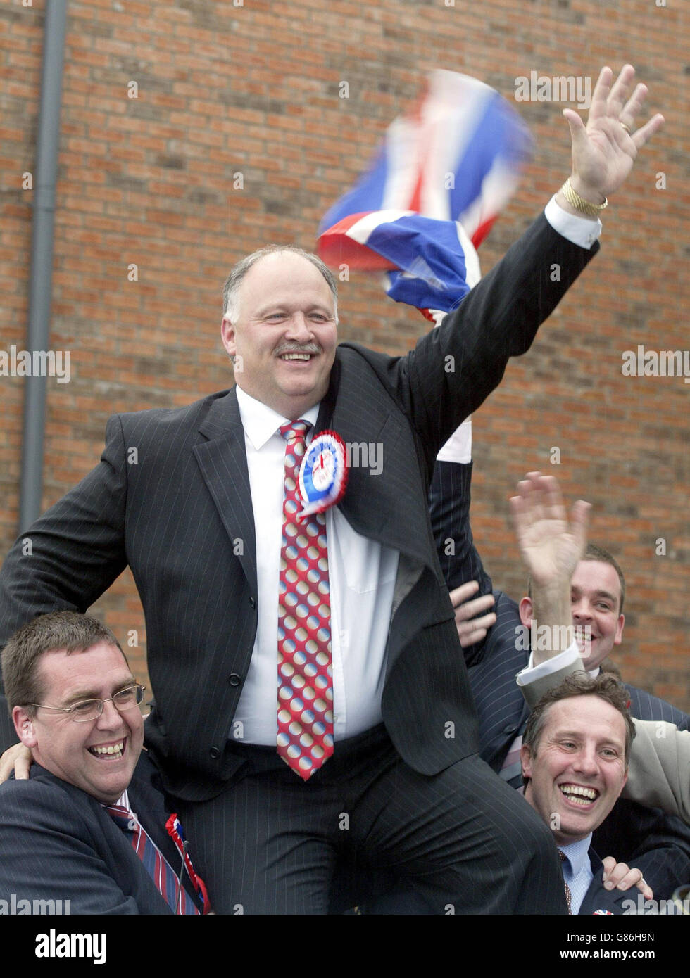 David Simpson MP wird von DUP-Unterstützern hochgetragen, nachdem er David Trimble als sitzender Abgeordneter im Lagan Valley abgesetzt hat. Stockfoto