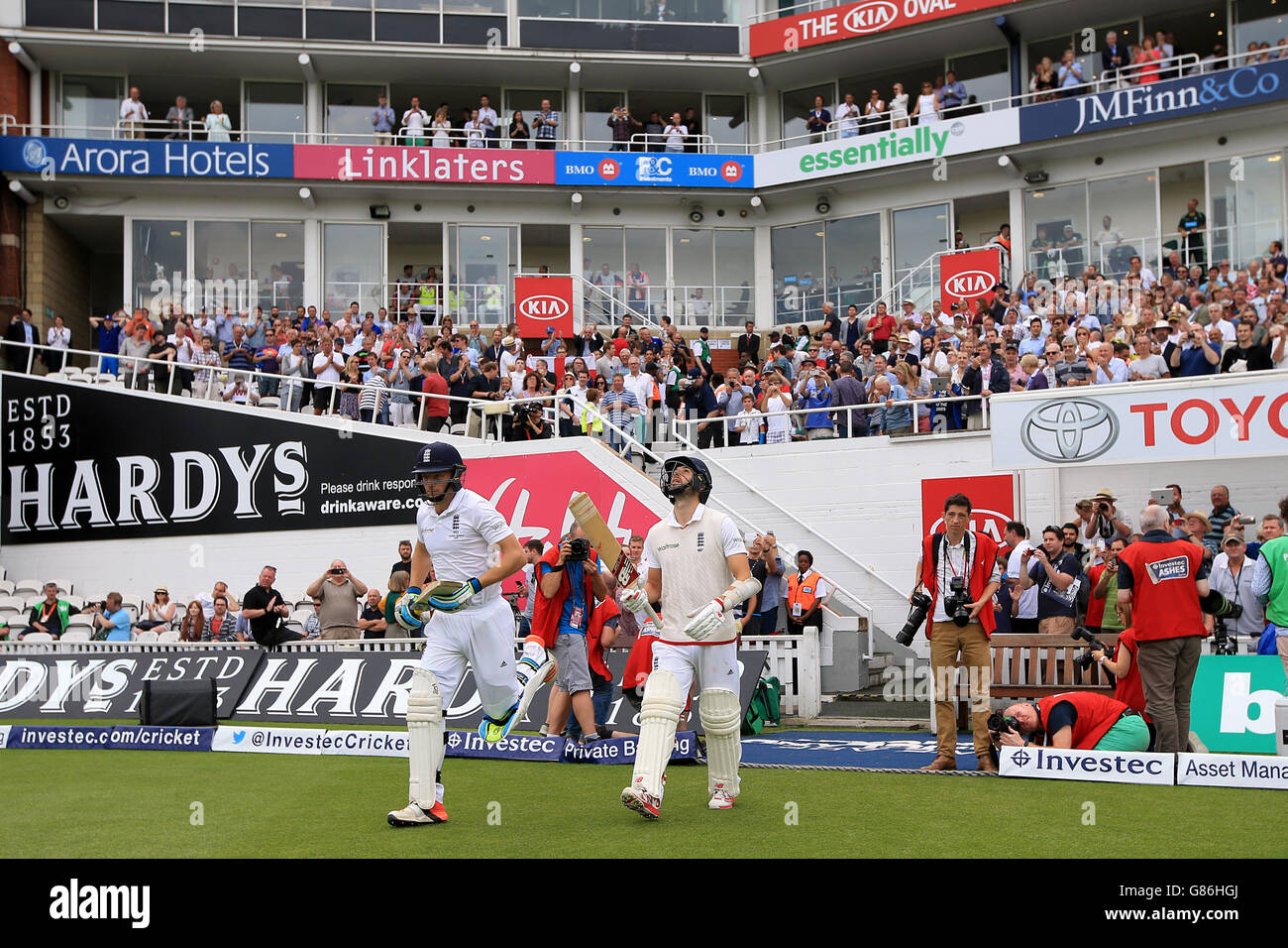 Cricket - Fünfter Investec Ashes Test - England gegen Australien - Tag vier - das Kia Oval. Die englischen Batsmen Jos Buttler und Mark Wood (rechts) machen sich auf den Weg zum Start des Tages Stockfoto