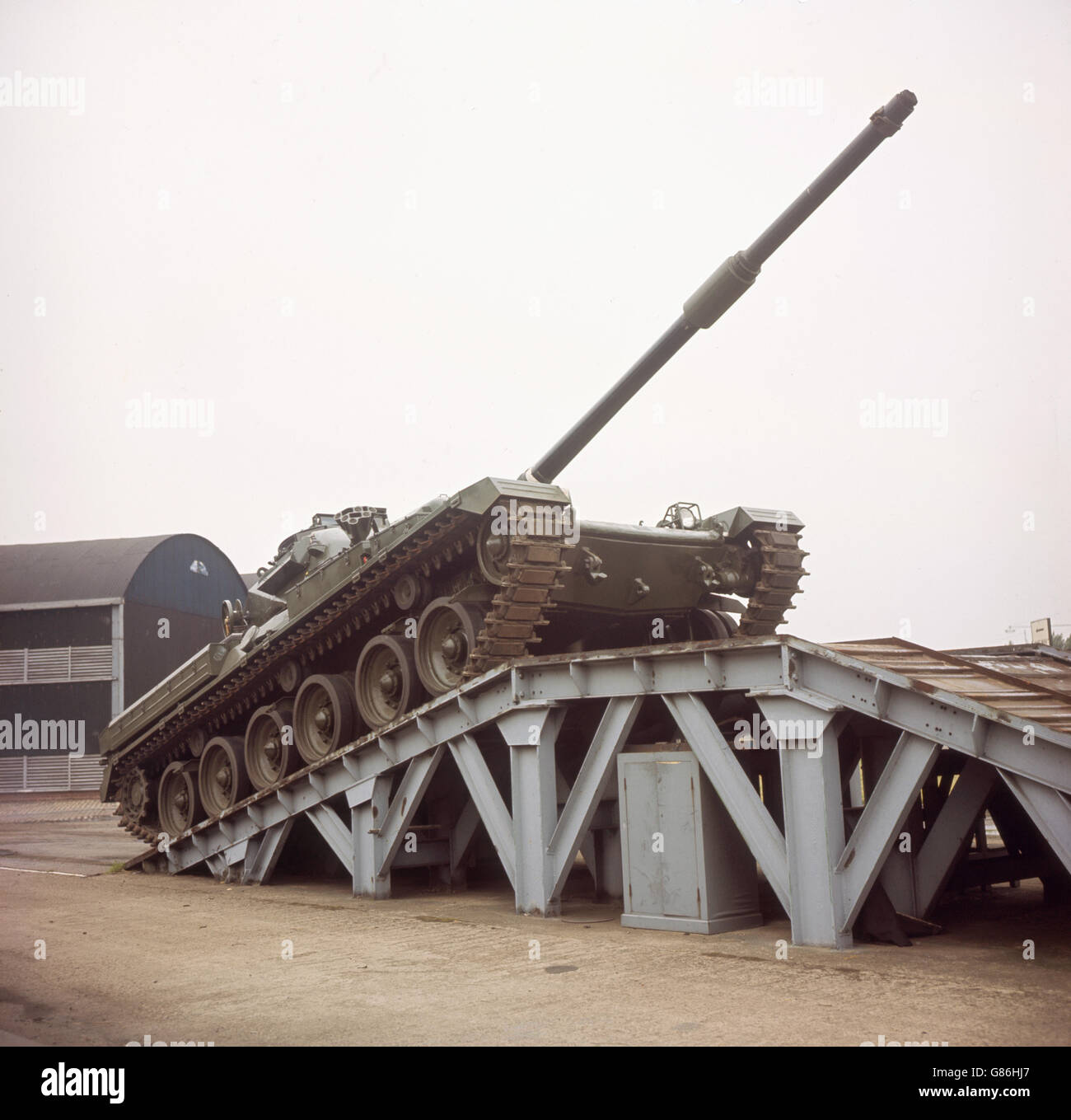 Chieftain, der neueste Panzer der britischen Armee, der 50 Tonnen wiegt und eine 120-mm-Kanone als Hauptbewaffnung hat. Stockfoto