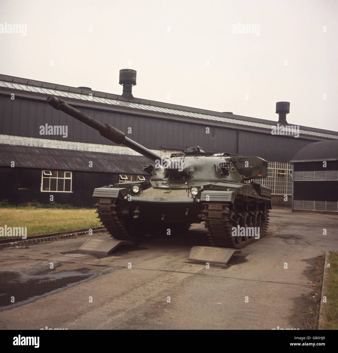 Chieftain, der neueste Panzer der britischen Armee, der 50 Tonnen wiegt und eine 120-mm-Kanone als Hauptbewaffnung hat. Stockfoto