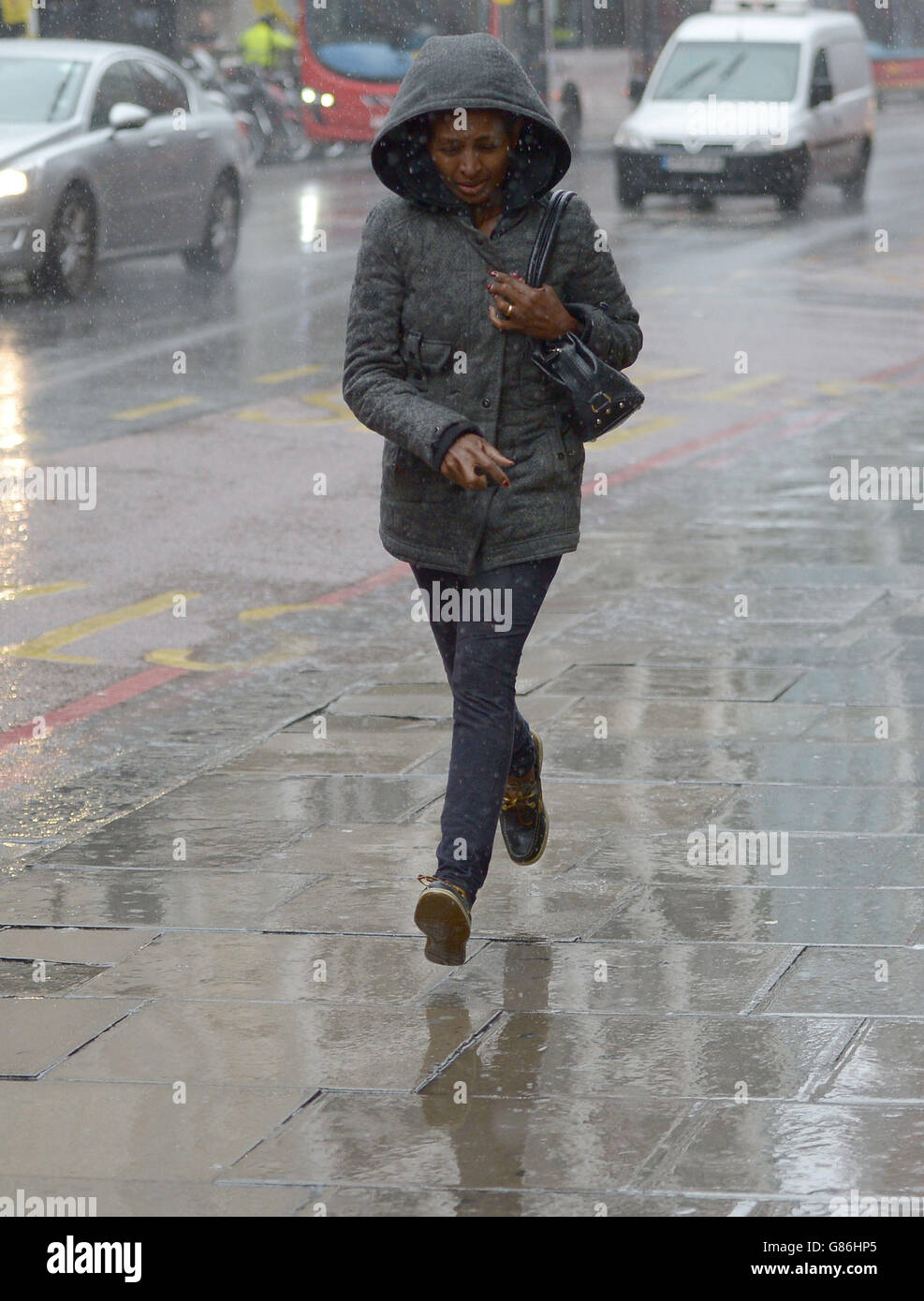 Im Zentrum von London geraten die Bürger in heftigen Regen. Stockfoto