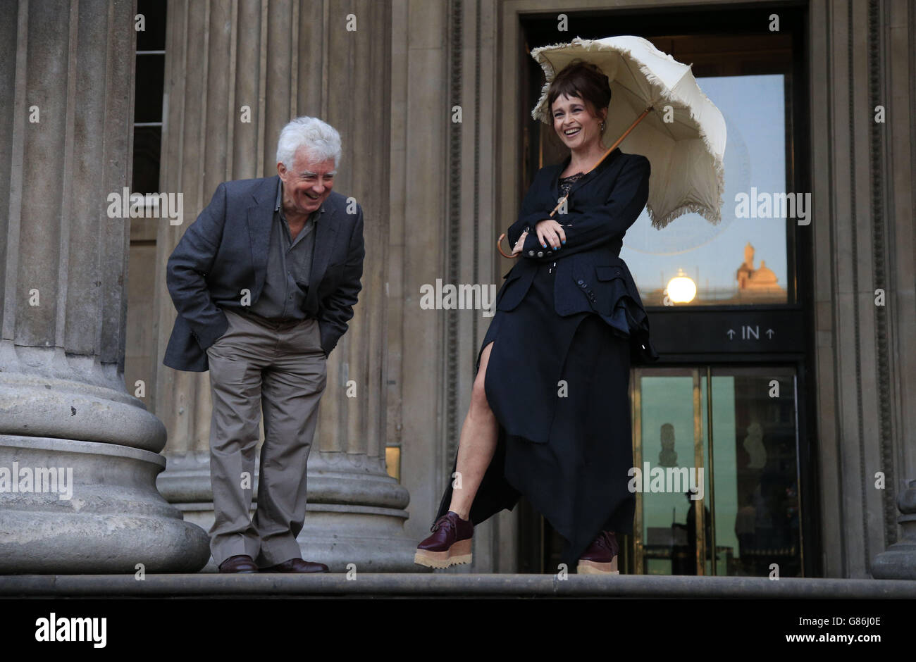 Kostümbildner John Bright (links) mit Helena Bonham Carter, die einen Sonnenschirm aus dem Film A Room with a View hält, während sie an der Vorstellung von BFI LOVE - einer Staffel von Vorführungen, die der Liebe gewidmet sind - im British Museum, London, teilnimmt. Stockfoto