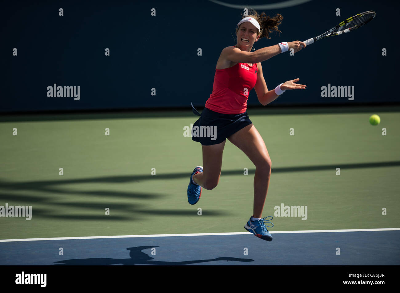 Johanna Konta (GBR) während ihres Round 2 Women's Qualifying Singles Matches gegen Naomi Osaka (JPN) während der US Open im Billie Jean King National Tennis Center. Stockfoto