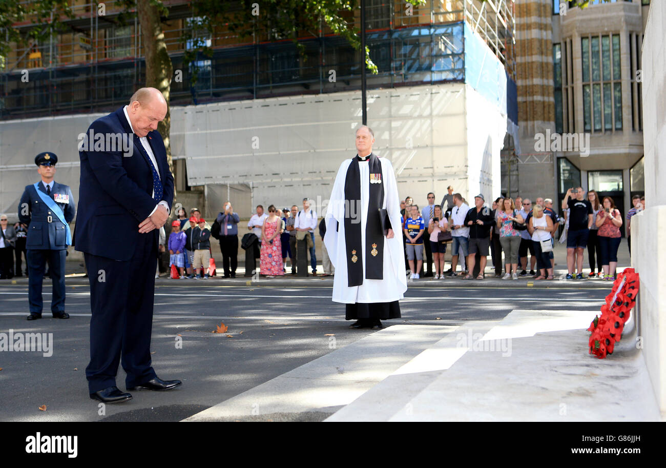 Brian Barwick, Vorsitzender der Rugby Football League, während der Zeremonie zur Kranzniederlegung im Cenotaph, London. Stockfoto