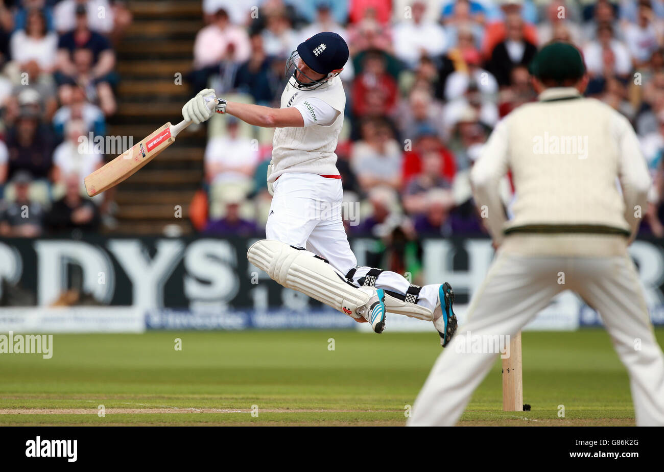 Der englische Jonny Bairstow wird vom australischen Mitchell Johnson am zweiten Tag des dritten Investec Ashes Tests in Edgbaston, Birmingham, entlassen. Stockfoto