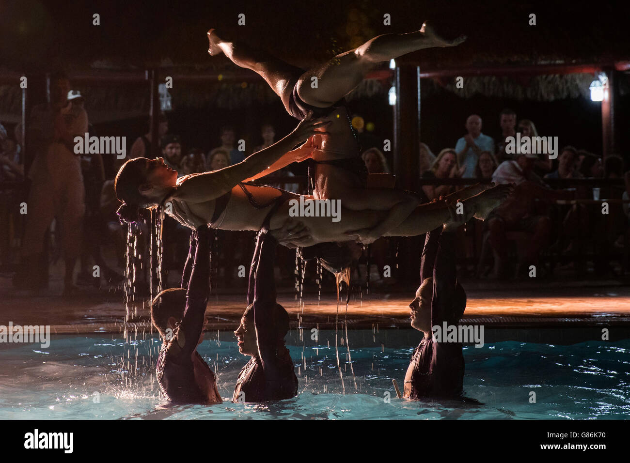 Aqua Gymnastik Show für Touristen in Varadero, Kuba Stockfoto