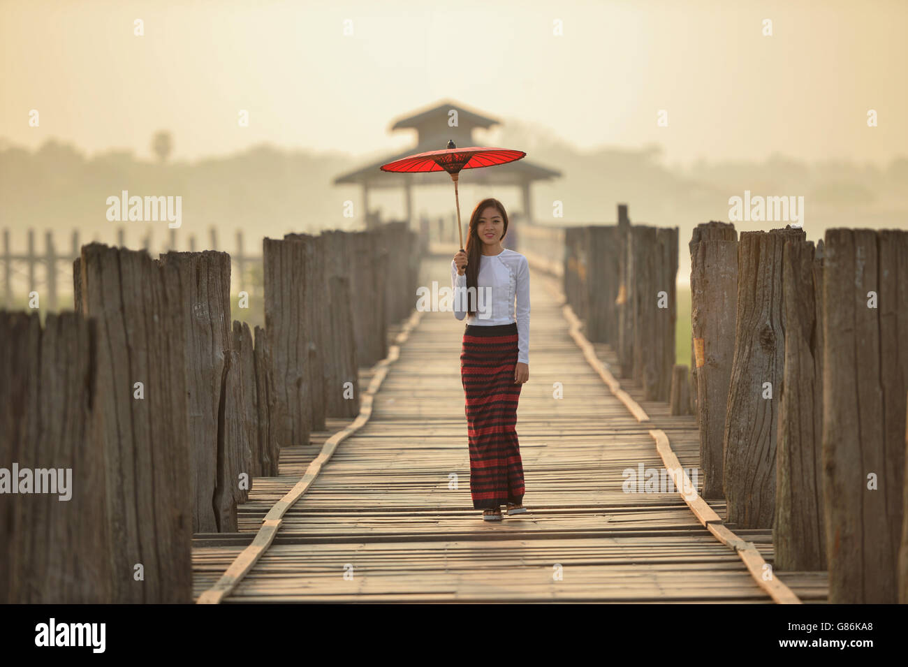 Frau auf U Bein Brücke, Amarapura, Myanmar Stockfoto