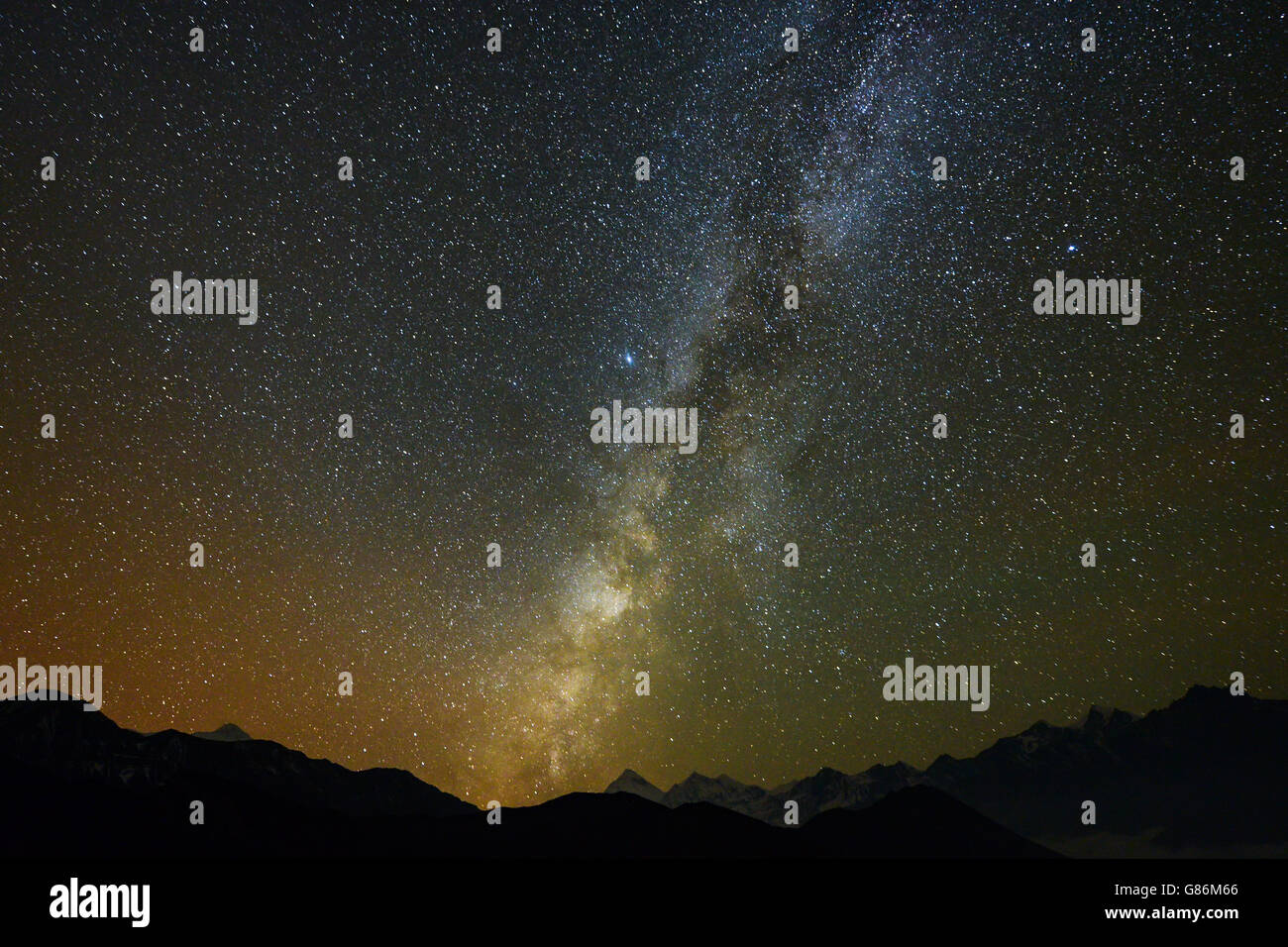 Milky Way Himmel über Bergen in der Nacht, Nepal Stockfoto