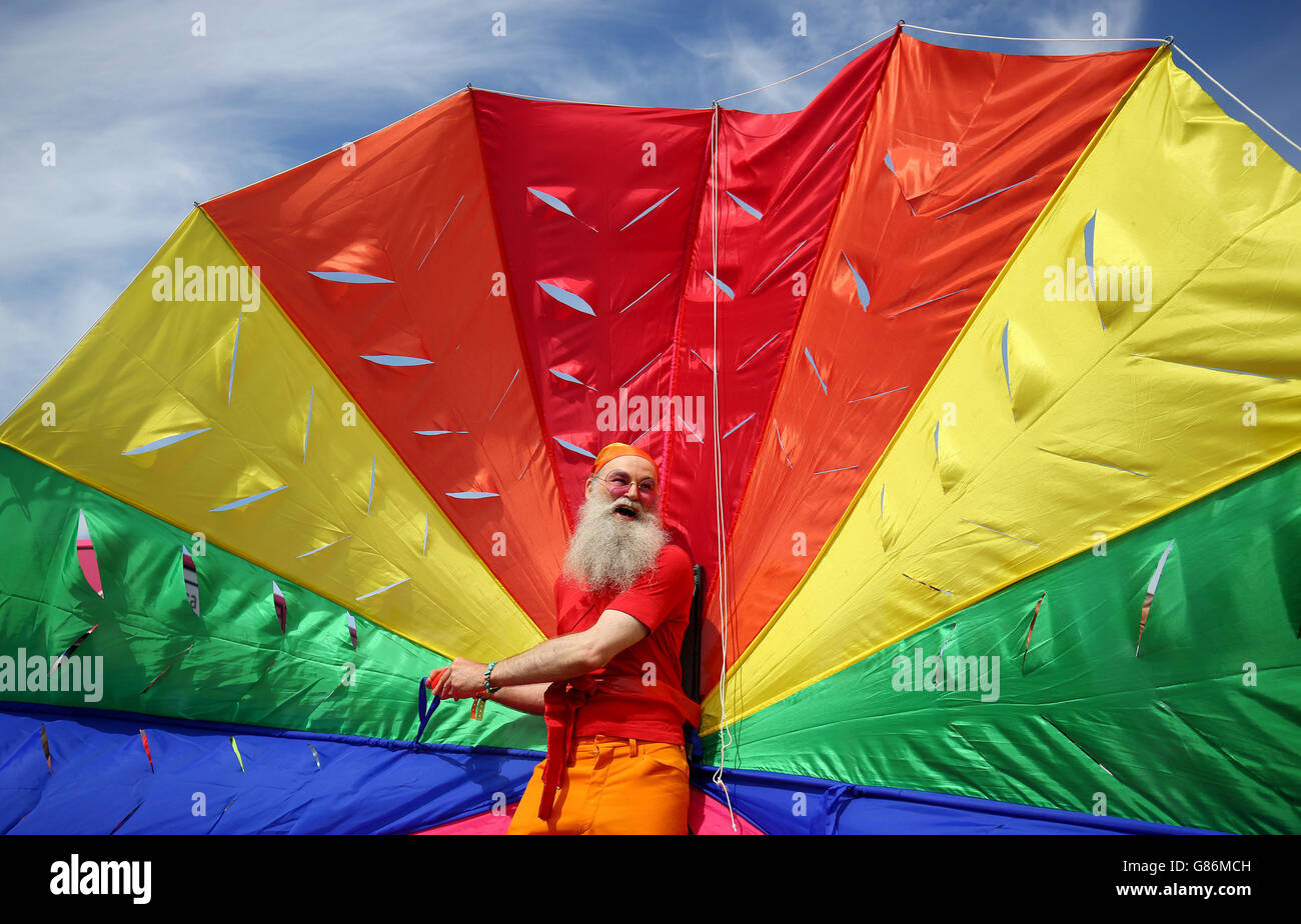 Ein Mann genießt die Brighton Pride Festival Parade, als sie ihren Weg durch die Stadt am 25. Jahrestag der Veranstaltung macht. Stockfoto