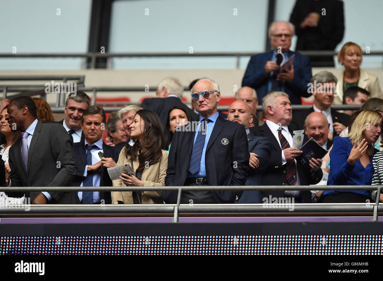 Vorsitzender des Chelsea Football Club Bruce Buck (Mitte) während des FA Cup Finales der Frauen im Wembley Stadium, London. Stockfoto