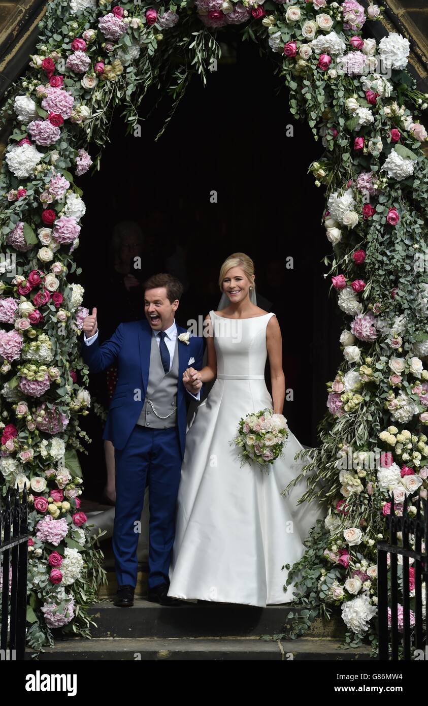 Frisch verheiratet Declan Donnelly und Ali Astall nach ihrer Hochzeit in St. Michael's Church, Elswick, Newcastle. Stockfoto