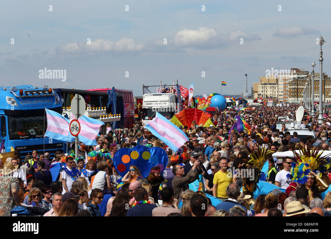 Nachtschwärmer nehmen an der Brighton Pride Festivalparade Teil, die sich am 25. Jahrestag der Veranstaltung durch die Stadt zieht. Stockfoto