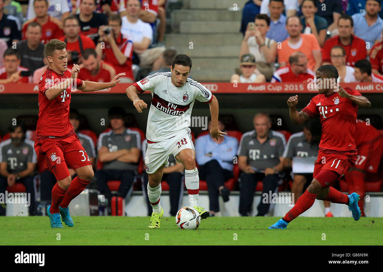 Giacomo Bonaventura (Mitte) des AC Mailand im Einsatz mit dem von Bayern München Joshua Kimmich (links) und Douglas Costa Stockfoto