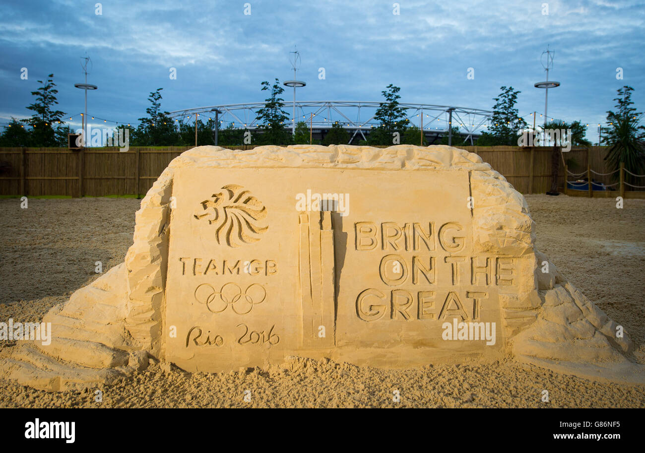 Ein Team GB-Logo ist auf einer Sandskulptur zu sehen, während einer Fotozelle im Queen Elizabeth Olympic Park, London, ein Jahr vor den Olympischen Spielen in Rio 2016. Stockfoto