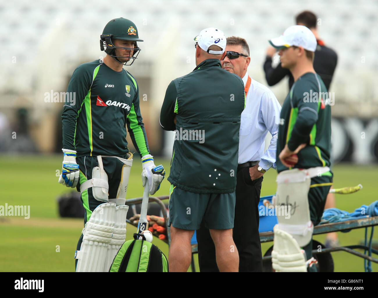 Australien-Kapitän Michael Clarke (links) spricht mit Cheftrainer Darren Lehmann (Mitte) und Chefselector Rodney Marsh während der Nets-Sitzung in Trent Bridge, Nottingham. Stockfoto